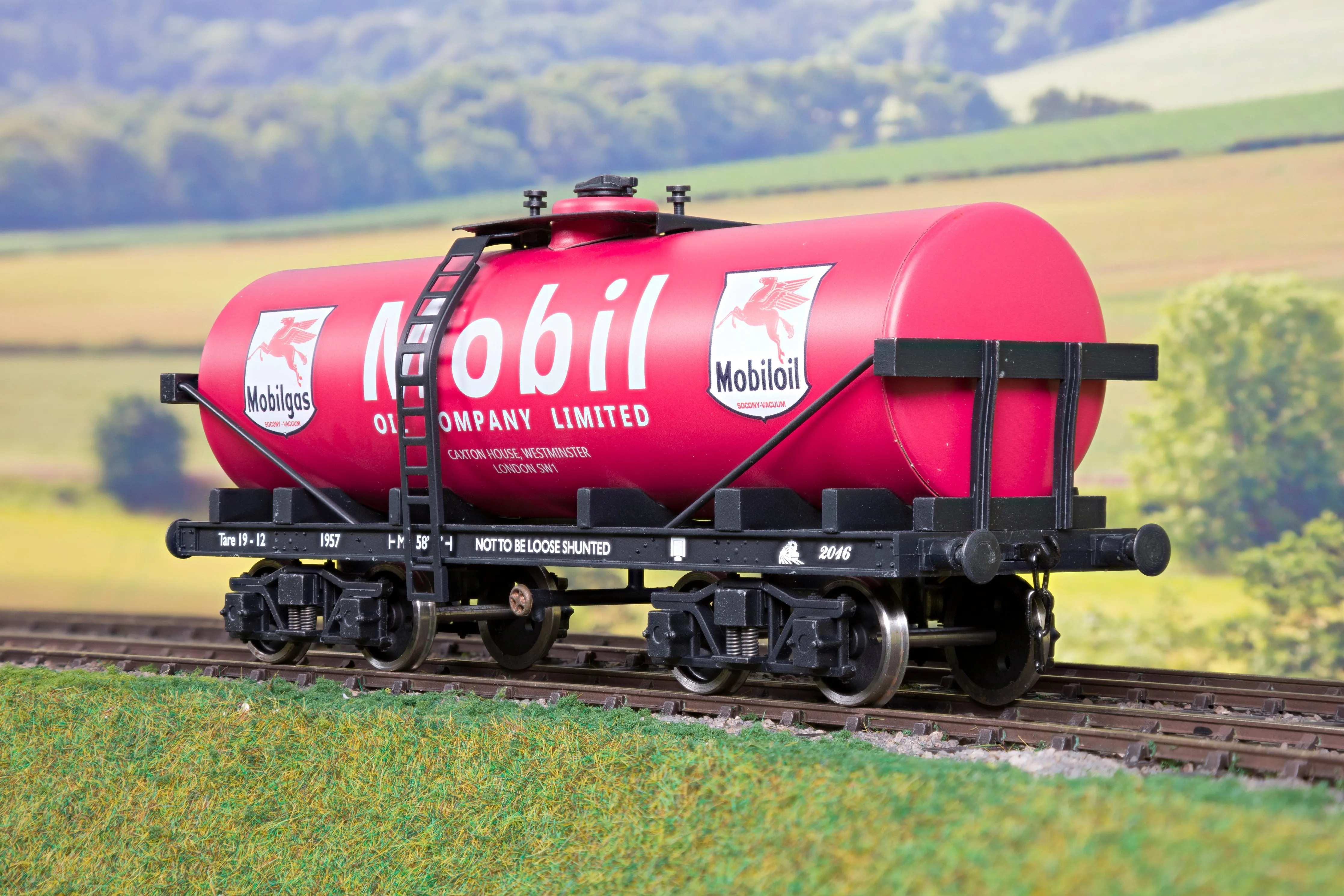 Darstaed D31-10 7mm Finescale O Gauge Bogie Tanker 'Mobil'