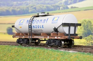 Darstaed D31-15 7mm Finescale O Gauge Bogie Tanker 'National Benzole'