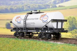 Darstaed D31-16 7mm Finescale O Gauge Bogie Tanker, Post-War 'Esso Extra' (Tiger)